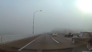 霧の中を成田空港へ向かう