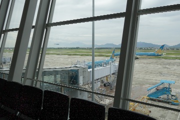 ノイバイ国際空港で乗り継ぎ