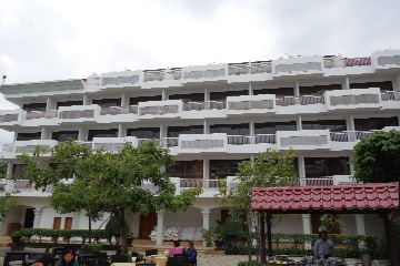 �O�̐Ȃ��猩���z�e��