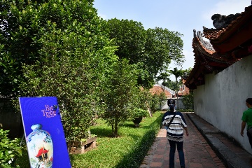 建物脇を通って更に奥へ