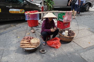 旧市街で見かけた物売り