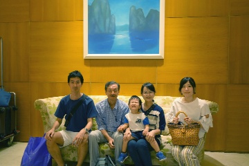 ホテルロビーで記念撮影