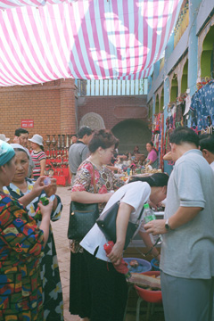 �J���[�Y�̎s��