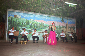 �������y