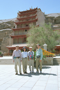 ��w�O�̑O�ŋL�O�B�e