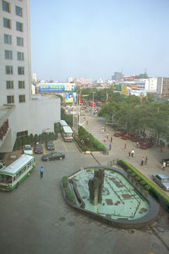 �n�C�A�b�g���[�{�̌��֑O